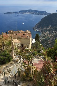 France, Alpes-Maritimes (06), le village perché d'Eze et son Jardin Exotique, Saint-Jean-Cap-Ferrat en arrière plan