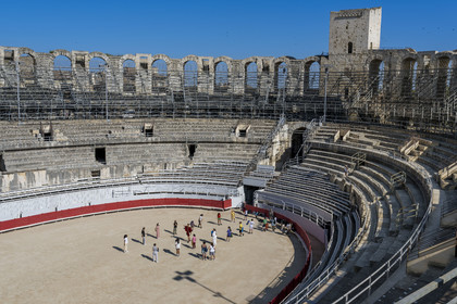 France, Bouches-du-Rhône (13), Arles, les Arènes, amphithéatre romain construit vers 80-90 apr. J.-C., classé Patrimoine Mondial de l'UNESCO, une des trois tours restantes sur quatre construites pour en faire une forteresse après la chute de l'empire romain