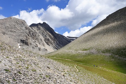 France, Alpes-de-Haute-Provence (04), Uvernet-Fours, parc national du Mercantour, vallée de l'Ubaye, sentier de randonnée du circuit des lacs au col de la Petite Cayolle (2639 m) au pied de la montagne du Trou de l’Aigle