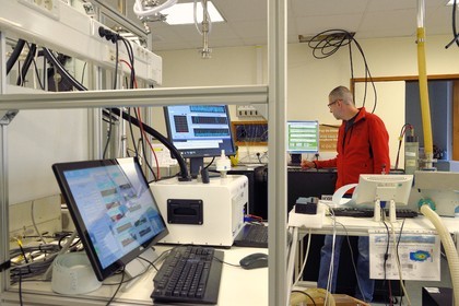 France, Puy-de-Dôme (63), Parc Naturel Régional des Volcans d'Auvergne, Station d'observation au sommet du Puy du Dôme, Jean-Luc Baray chercheur au Laboratoire de Météorologie Physique (Observatoire de physique du globe de Clermont-Ferrand (OPGC) et Université Blaise Pascal de Clermont-Ferrand), relève les données météorologiques des capteurs sur le toit de l'institut et controle les paramètres météorologiques mesurées et microphysiques (notamment le nombre et taille de gouttes d'eau)