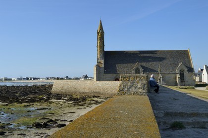 France, Finistère (29), Penmarc'h, Notre Dame-de-la-Joie, chapelle dominée par son clocher à jour appuyé sur deux tourelles