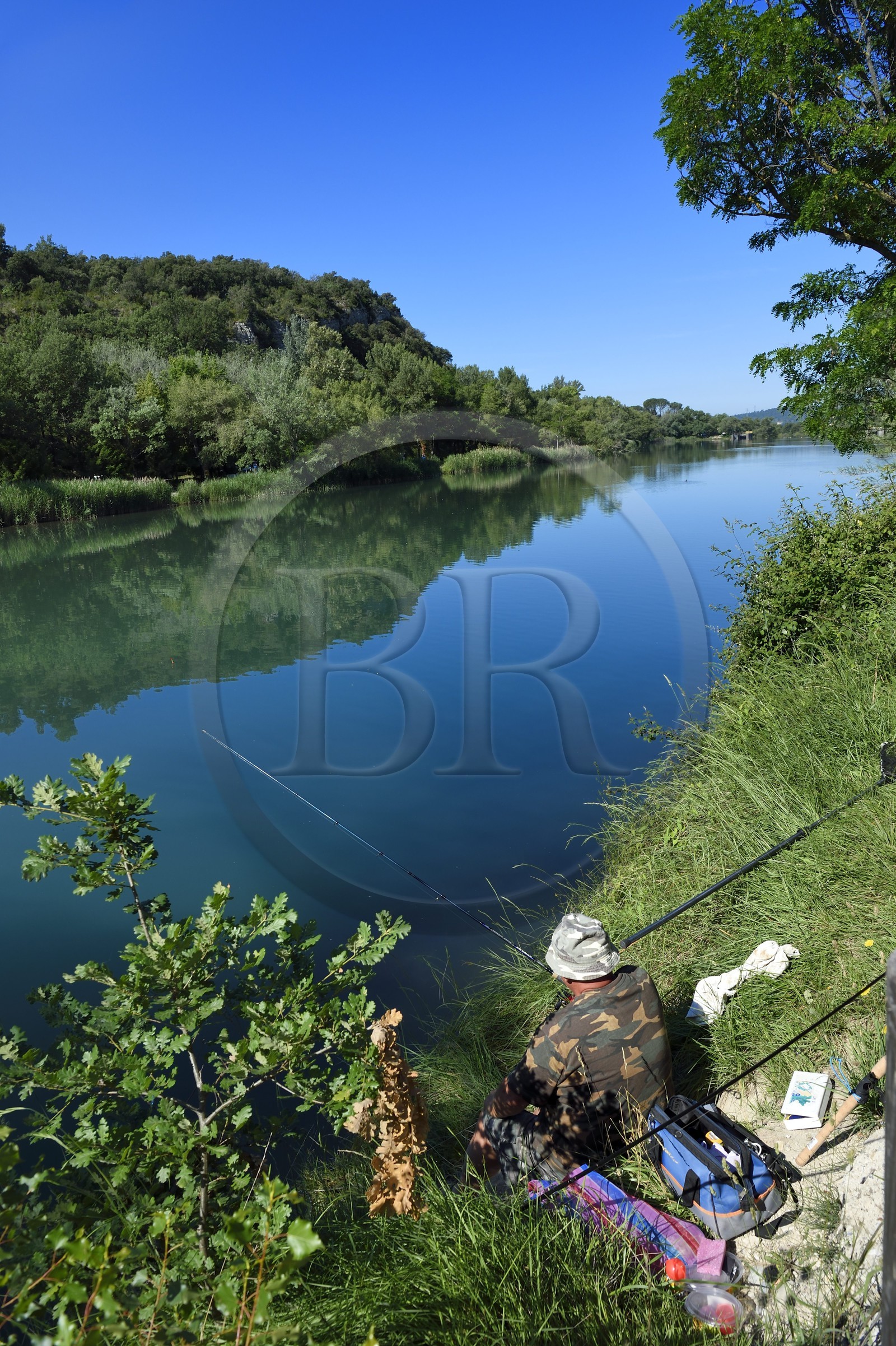 France, Alpes-de-Haute-Provence (04), parc naturel régional du Verdon, Gréoux-les-Bains, peche à la truite sur les rives du Verdon