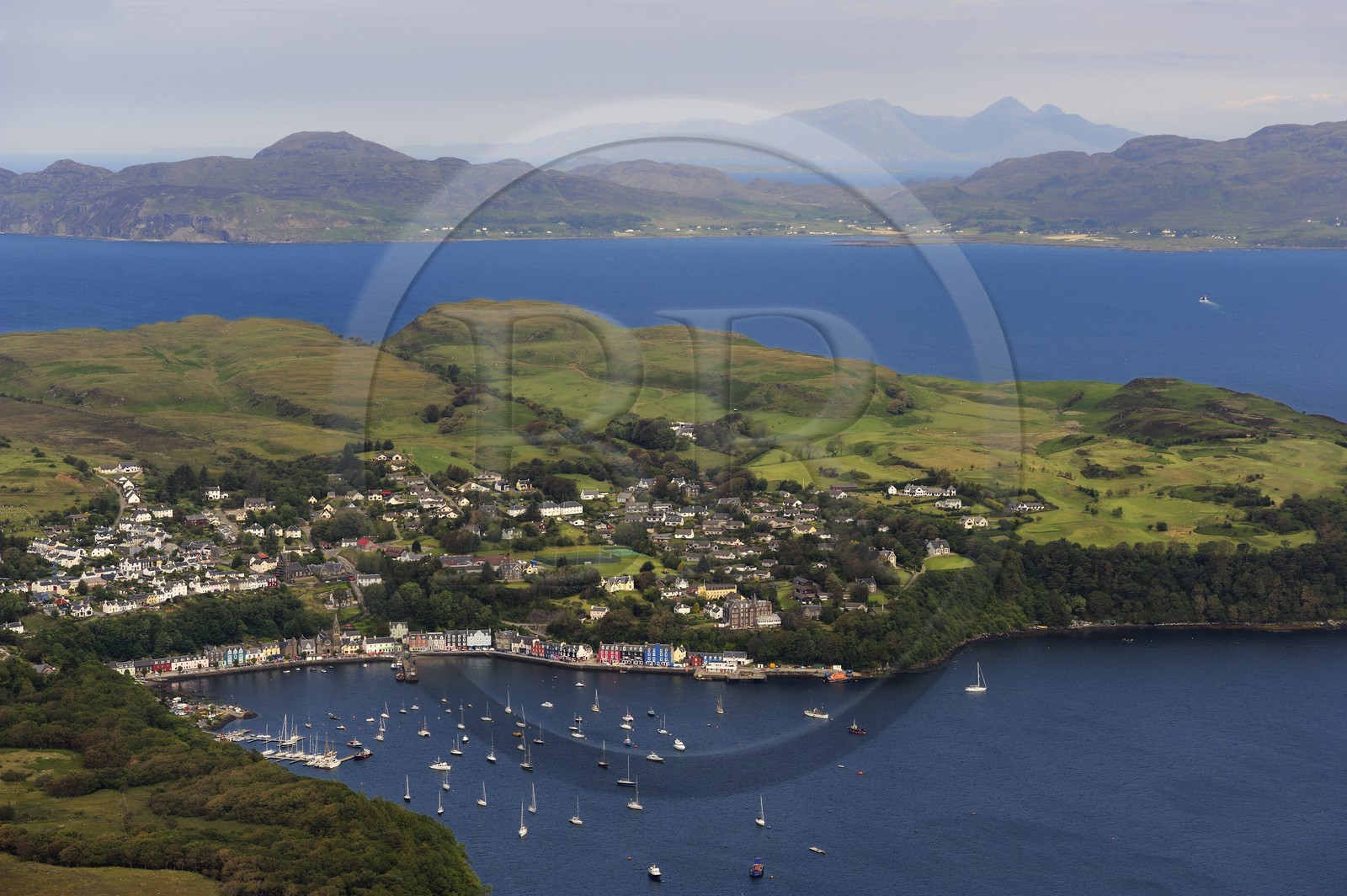 Royaume-Uni, Ecosse, Highland, Hébrides intérieures, Ile de Mull, la ville principale Tobermory et son port (vue aérienne)