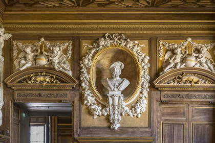 France, Seine-et-Marne (77), Fontainebleau, chateau de Fontainebleau, classé Patrimoine Mondial par l'UNESCO, la Galerie François 1er construite entre 1528 et 1530, buste de François Ier