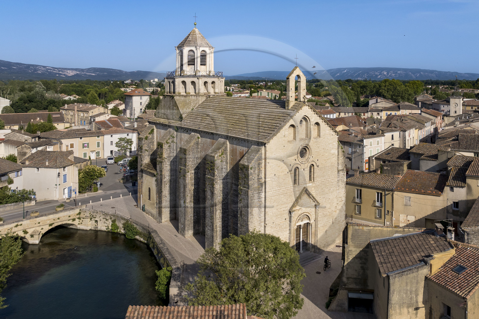 France, Vaucluse (84), Le Thor, l'église Notre-Dame-du-Lac en bordure de la Sorgue (vue aérienne)