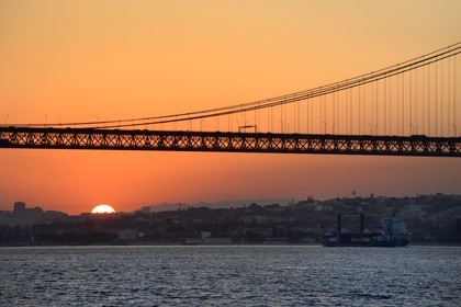Portugal, Lisbonne, le pont du 25 de Abril sur le Tage