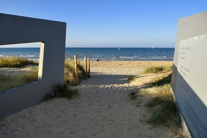 France, Calvados (14), Courseulles-sur-Mer, Centre Juno Beach, musée consacré au role du Canada lors de la Seconde Guerre Mondiale, monument et poème de Paul Verlaine sur la plage de Juno Beach