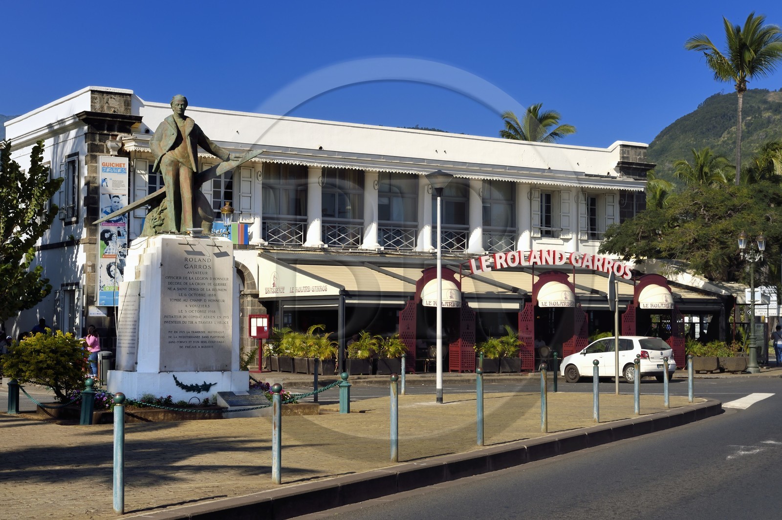 France, Ile de la Reunion, Saint-Denis, front de mer du Barachois, statue en pied de l'aviateur Roland Garros et la façade du restaurant Le Roland Garros