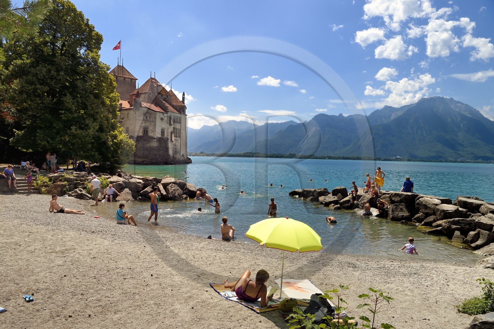 Suisse, Canton de Vaud, Veytaux, la petite plage au pied du chateau Chillon sur les rives du lac Léman