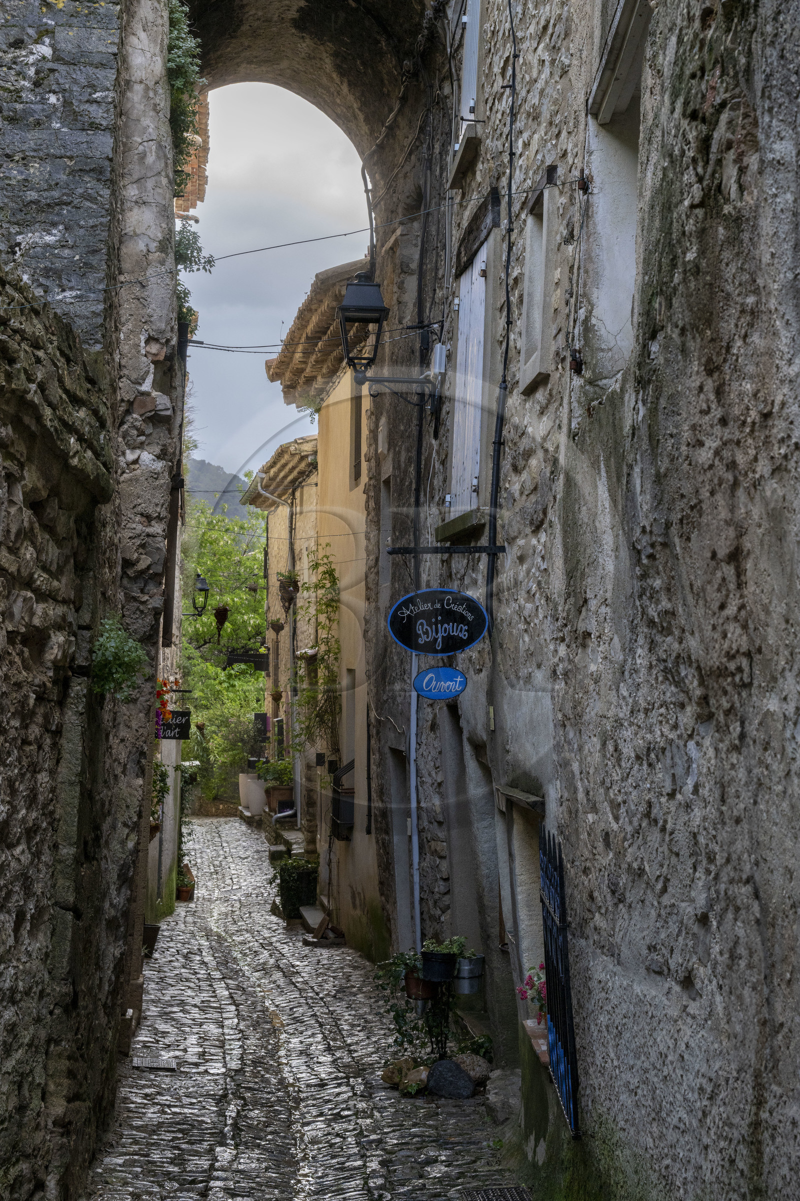 France, Vaucluse (84), Dentelles de Montmirail, le village médiéval de Séguret, labellisé Les Plus Beaux Villages de France, la rue des Poternes qui traverse le village du Nord au Sud