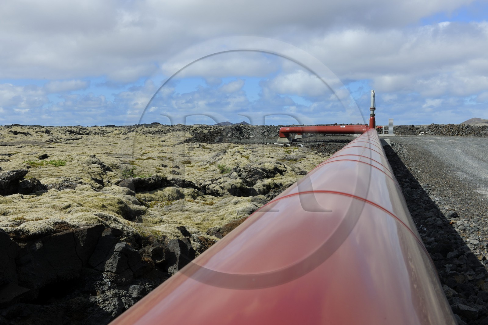 Islande, Grindavik, l'usine Géothermique du Blue Lagoon, canalisations et champ de lave