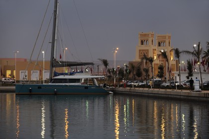 Maroc, région de l'Oriental, station balnéaire de Mediterrania Saïdia, le port et la porte de la galerie marchande Médina Saidia