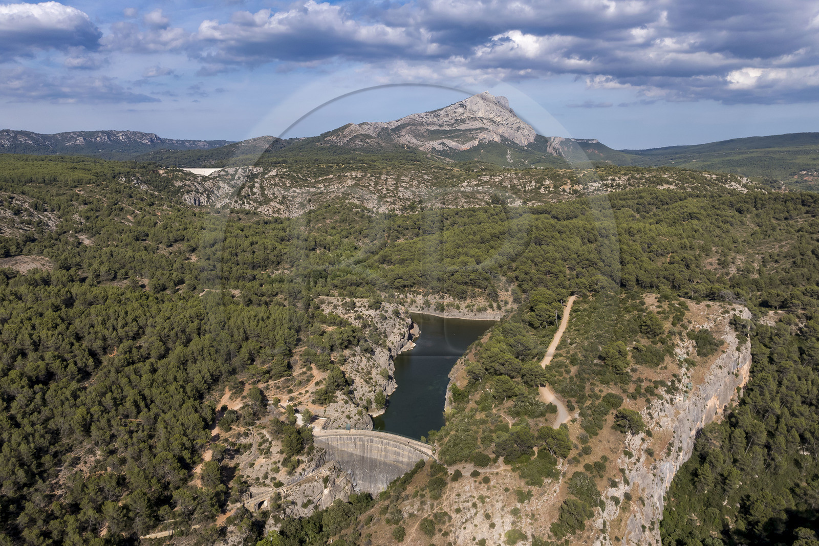 France, Bouches-du-Rhône (13), Aix en Provence, plateau de Bibemus, le barrage Zola (Cézanne y a peint la série des Baigneurs) et la montagne Sainte Victoire en arrière plan (vue aérienne)