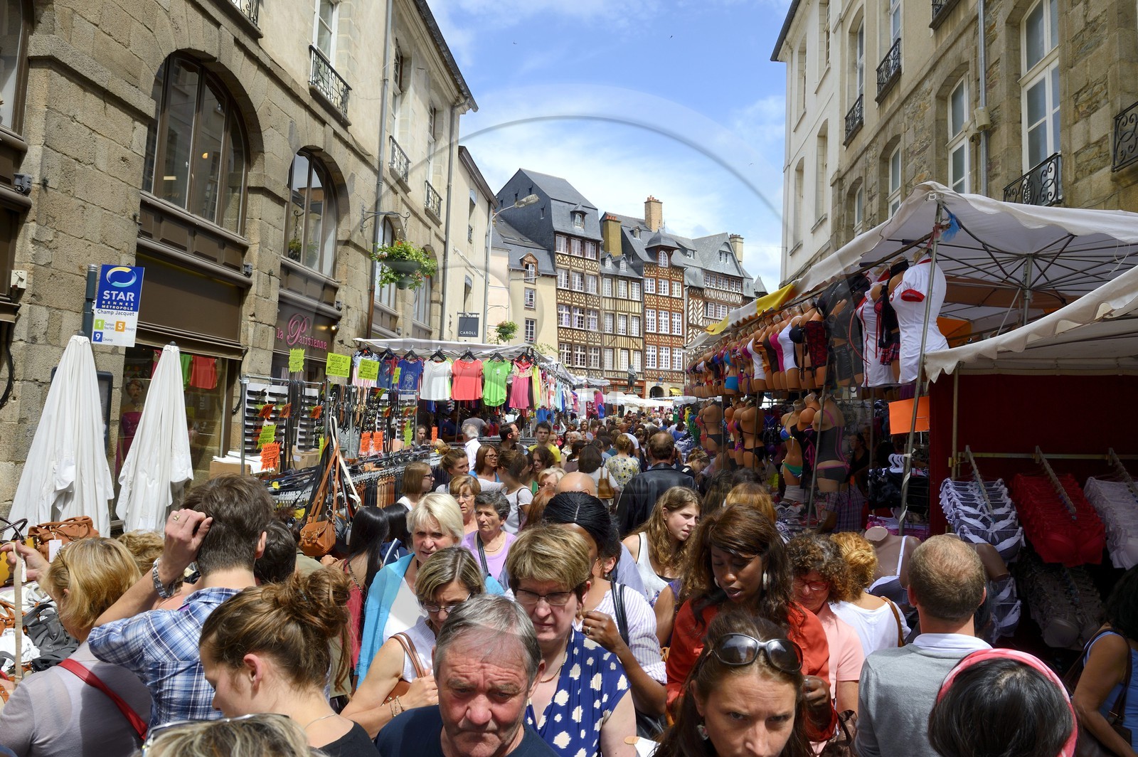 France, Ille-et-Vilaine (35), Rennes, stands de la Grande braderie de Rennes