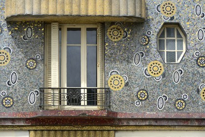 France, Ille-et-Vilaine (35), Rennes, immeuble Poirier (1931) au 7 avenue Janvier valorisé par de larges bandes de mosaïque Odorico et un décor en rondins dorés