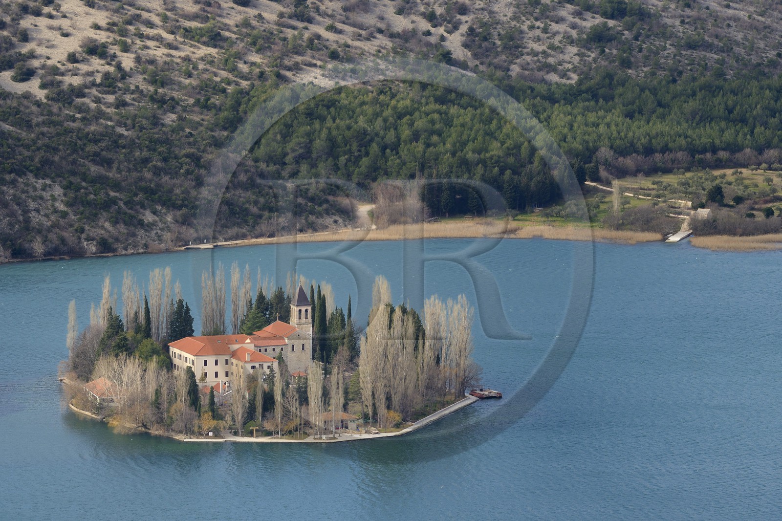 Croatie, Dalmatie, Parc national de Krka où la rivière Krka devient le lac de Visovac, monastère franciscain de l’îlot Visovac