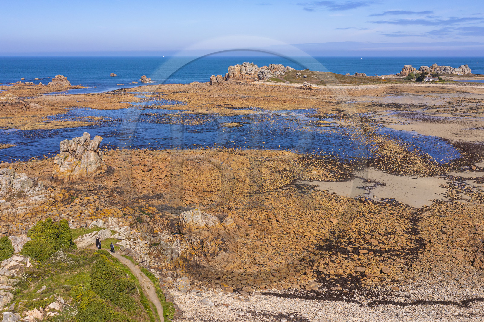 France, Côtes-d'Armor (22), Côte d'Ajoncs, Plougrescant, Anse de Pors (Porz) Scaff, la plage du site du gouffre de Plougrescant, randonneurs sur le chemin de Grande Randonnée GR 34 (vue aérienne)