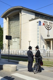 France, Bas-Rhin (67), Strasbourg, avenue de la Paix, la grande synagogue de la Paix batie en 1954 et le grand portail œuvre du ferronnier d'art Gilbert Poillerat