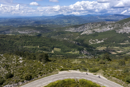 France, Vaucluse (84), Parc Naturel Régional du Mont Ventoux, Beaumont-du-Ventoux, route D974 sur le versant Nord du Mont Ventoux, Les Baronnies Provencales en arrière plan (vue aérienne)
