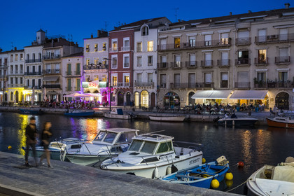 France, Hérault (34), Sète, Canal royal dans le Cadre royal, suites d'artistes The Marcel au-dessus de l'ancien cinéma le Rio sur le quai Léopold Suquet