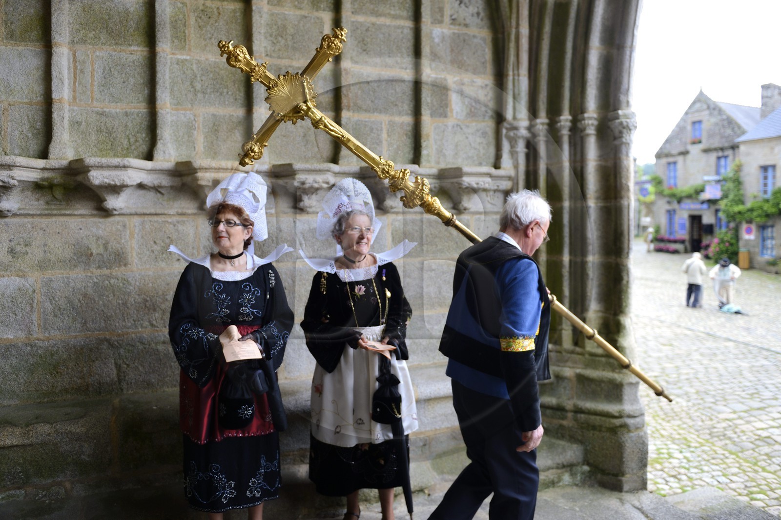 France, Finistère (29), Locronan, labellisé Les Plus Beaux Villages de France, église Saint-Ronan, préparatifs de la procession de la Troménie