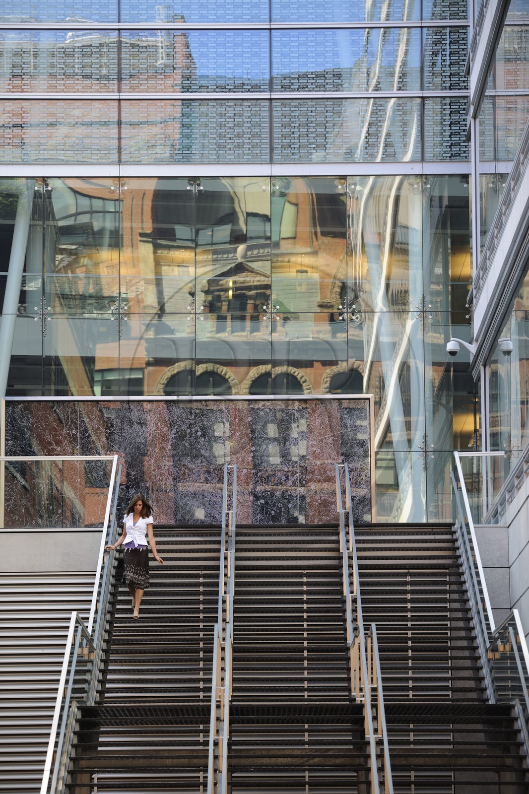 Canada, province de Québec, Montréal, quartier du Vieux-Montréal, immeuble du centre de commerce mondial en reflet rue Saint-Antoine