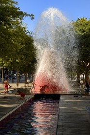 Portugal, Lisbonne, Parque das Nações (Parc des nations) construit pour l'exposition universelle de 1998, fontaine