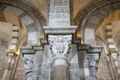 France, Yonne (89), parc naturel régional du Morvan, Vézelay, classé au Patrimoine Mondial de l'UNESCO, labellisé Les Plus Beaux Villages de France, point de départ de l'une des principales voies de pèlerinage de Saint-Jacques-de-Compostelle, la basilique Sainte-Marie-Madeleine, chapiteau de la nef (XIIe siècle), Daniel dans la fosse aux lions