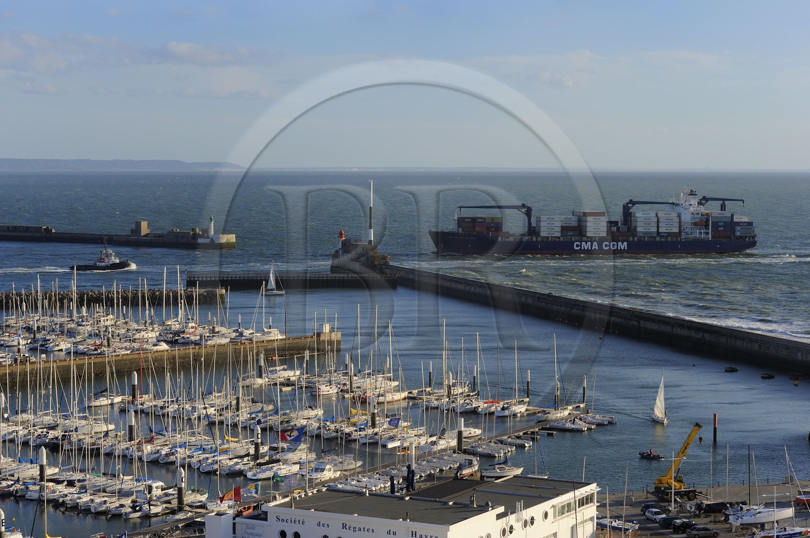 France, Seine-Maritime (76), Le Havre, porte-conteneurs entrant dans le chemin d'accès au port de commerce et port de plaisance au premier plan