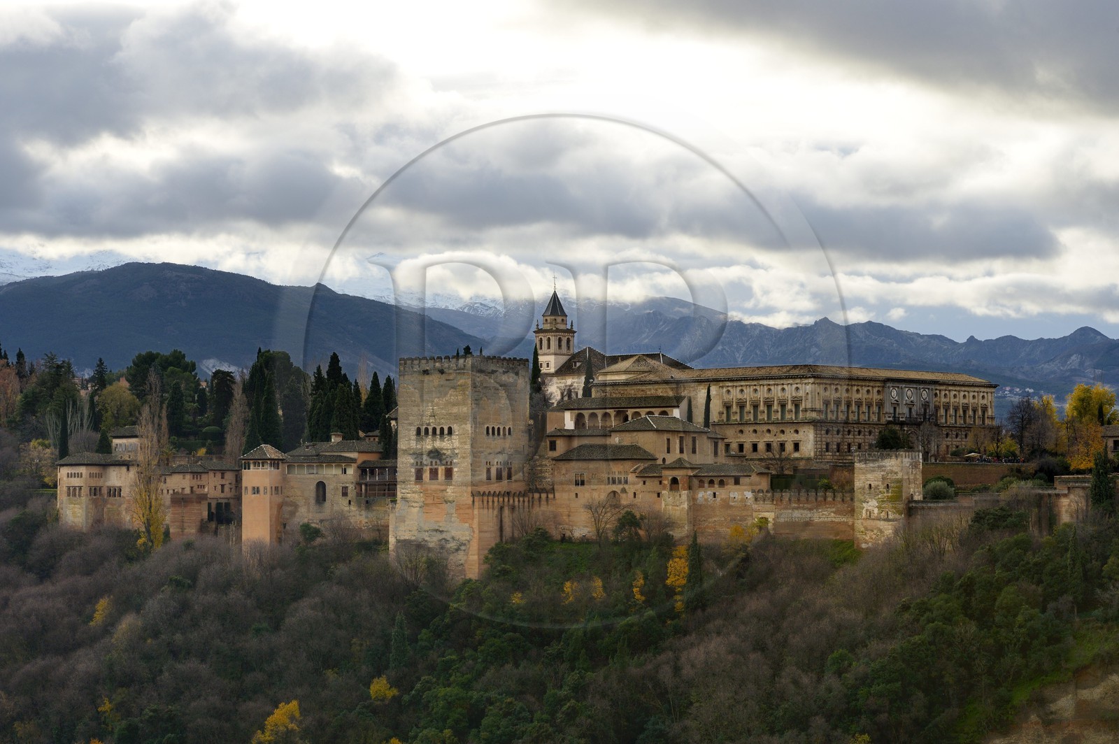 Espagne, Andalousie, Grenade, l'Alhambra, classé Patrimoine Mondial de l'UNESCO, et les montagnes de la Sierra Nevada