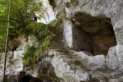 France, Dordogne (24), Périgord Noir, vallée de la Vézère, site préhistorique et grotte ornée classés Patrimoine Mondial de l'UNESCO, Peyzac-le-Moustier, falaise de La Roque-Saint-Christophe, site troglotytique datant de la Préhistoire, abris sous roche