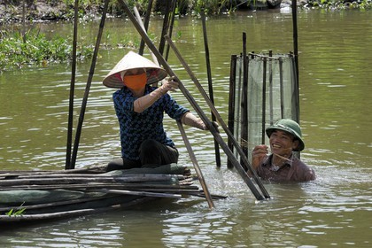 Vietnam, province de Ninh Binh, implantation de filets à poisson dans la rivière