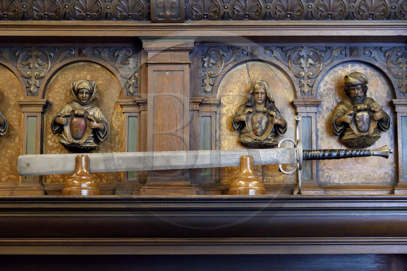 Roumanie, Valachie, Sinaia, château de Peles ancienne résidence royale édifiée de 1875 à 1883 pour le roi Carol Ier de Roumanie, la salle des armes, épée de bourreau du XVIème siècle utilisée pour décapiter les nobles