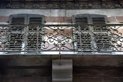 France, Pyrénées-Atlantiques (64), Pays-Basque, Saint-Jean-Pied-de-Port, balcon et poutre ouvragés au 9 rue d'Espagne sur le chemin de Saint-Jacques-de-Compostelle