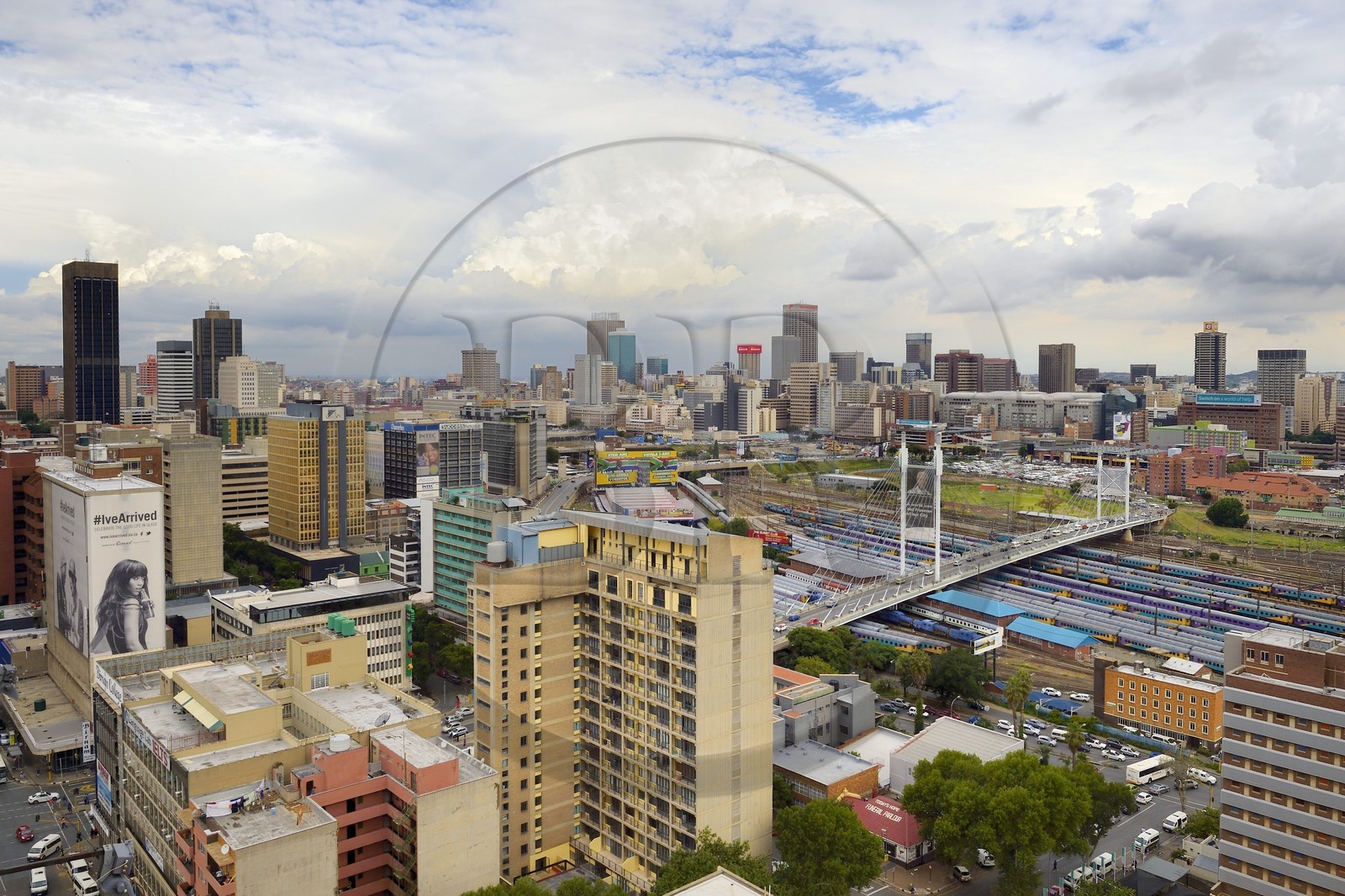Afrique du Sud, province de Gauteng, Johannesburg, vue sur le pont Nelson Mandela qui surplombe les wagons de trains de Park Station et sur le centre-ville Central Business District depuis le quartier de Braamfontein
