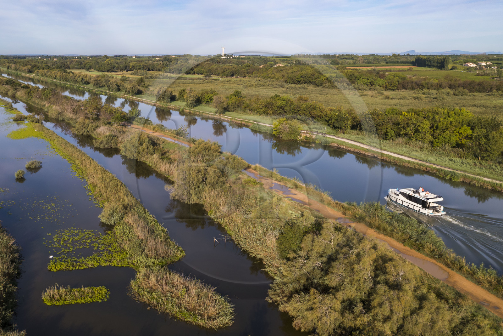 France, Gard (30), la Petite Camargue, navigation d'un bateau de plaisance Le Boat sur le canal du Rhône à Sète entre Gallician et Aigues-Mortes (vue aérienne) France, Gard, the Petite Camargue, navigation of a pleasure boat Le Boat on the Rhone to Sète Canal between Gallician and Aigues-Mortes (aerial view)