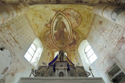 France, Loir-et-Cher (41), Lavardin, labellisé Les Plus Beaux Villages de France, église Saint-Genest de style roman du XI siècle, fresque du Chœur, Christ en Majesté