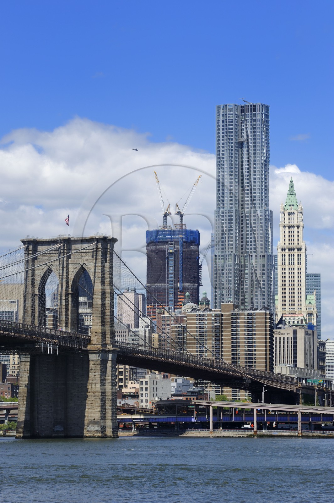 Etats-Unis, New York, le Pont de Brooklyn depuis Brooklyn Bridge Park et la Beekman Tower de l'architecte Frank Gehry