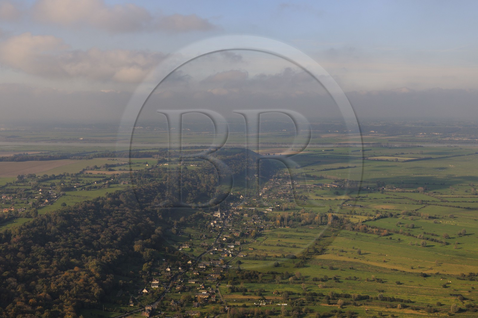 France, Eure (27), Saint-Samson-de-la-Roque, le promontoire rocheux qui sépare la vallée de la Risle (à gauche) du Marais-Vernier (à droite) sur la rive gauche de l'estuaire de la Seine (en arrière plan)