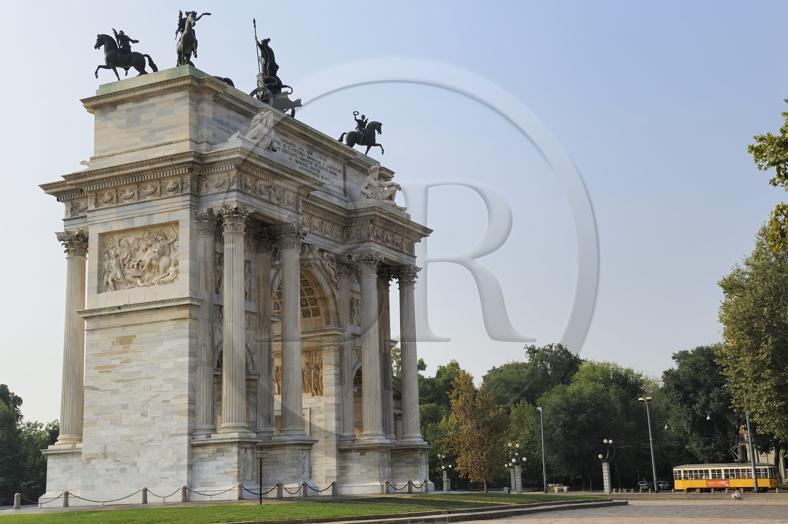 Italie, Lombardie, Milan, Porte de Simplon (Porta Sempione), marquée par un arc de triomphe historique appelé Arc de la Paix (Arco della Pace), construit par l'architecte Luigi Cagnola en 1807 pendant la domination napoléonienne