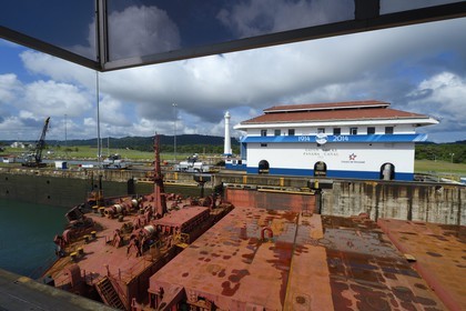 Panama, province de Colon, Canal de Panama, écluses de Gatun, mules mécaniques ou locomotives électriques guidant un cargo Panamax entre les murs de l'écluse