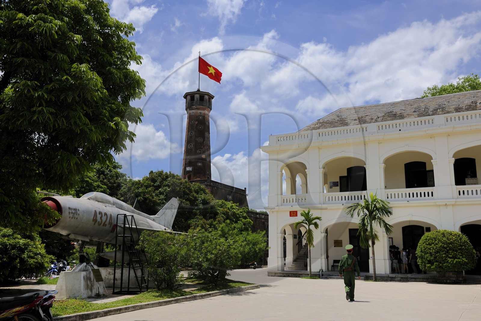 Vietnam, Hanoï, musée de l'armée et la tour hexagonale du Drapeau, le Mig-21