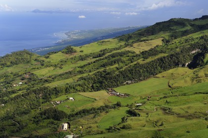 France, Ile de la Reunion, les pentes du Tevelave et le lagon de la côte ouest en arrière plan (vue aérienne)