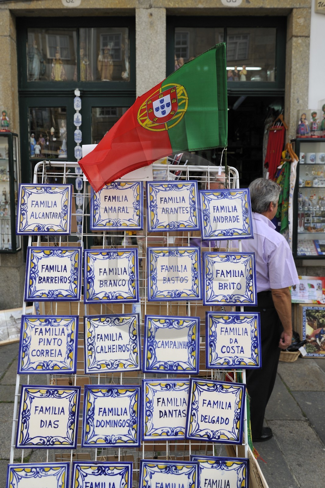 Portugal, région du Minho, Braga, vente d'azulejos souvenirs