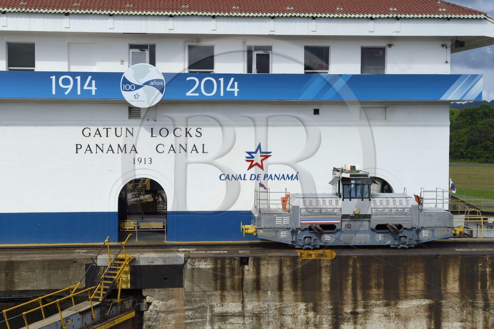 Panama, Colon province, Panama Canal, Gatun locks, mechanical mule or electric locomotive guiding the Panamax cargos between the lock walls