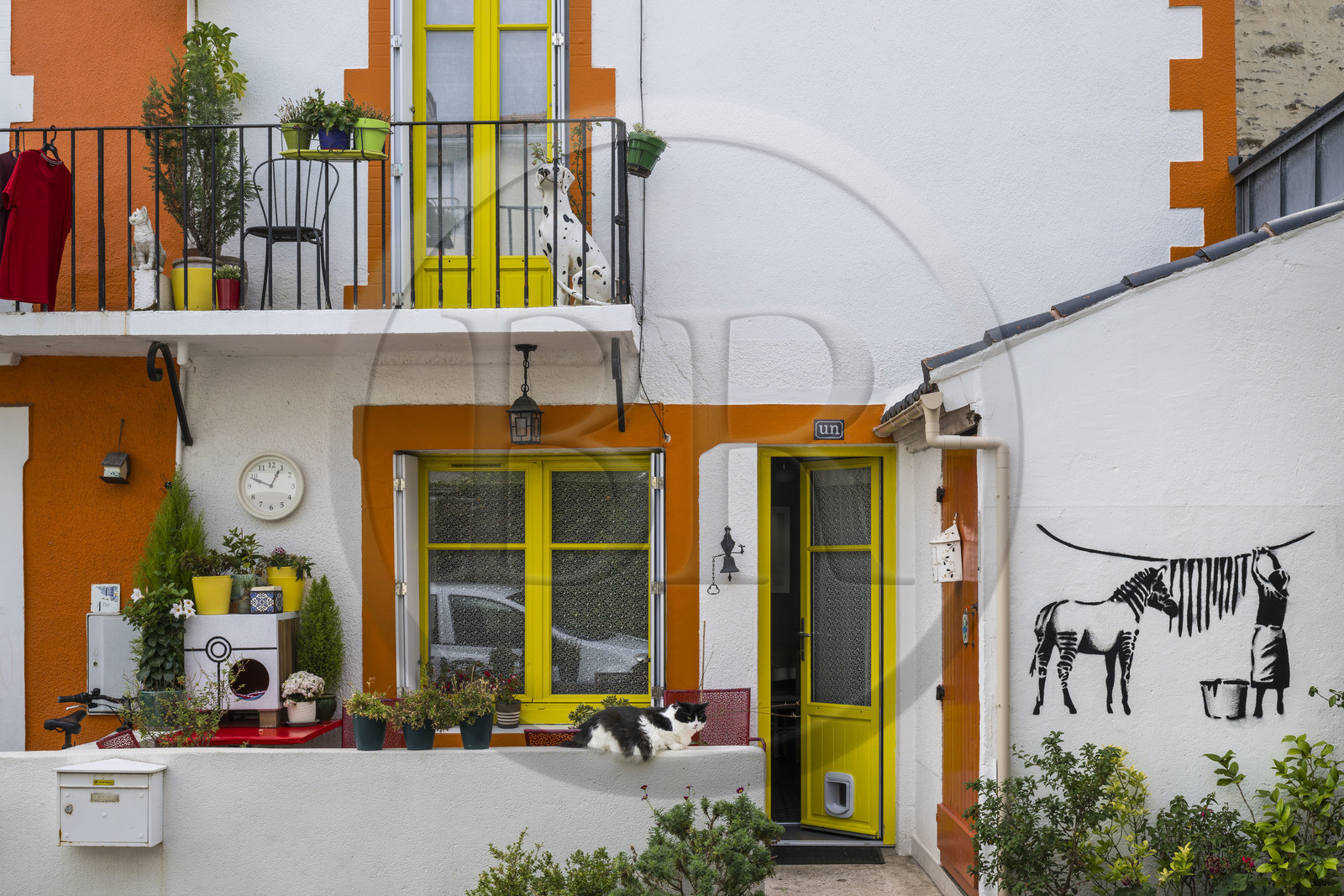 France, Loire-Atlantique (44), banlieue de Nantes, Rezé, quartier Trentemoult, maisons aux facades colorées dans les ruelles du village