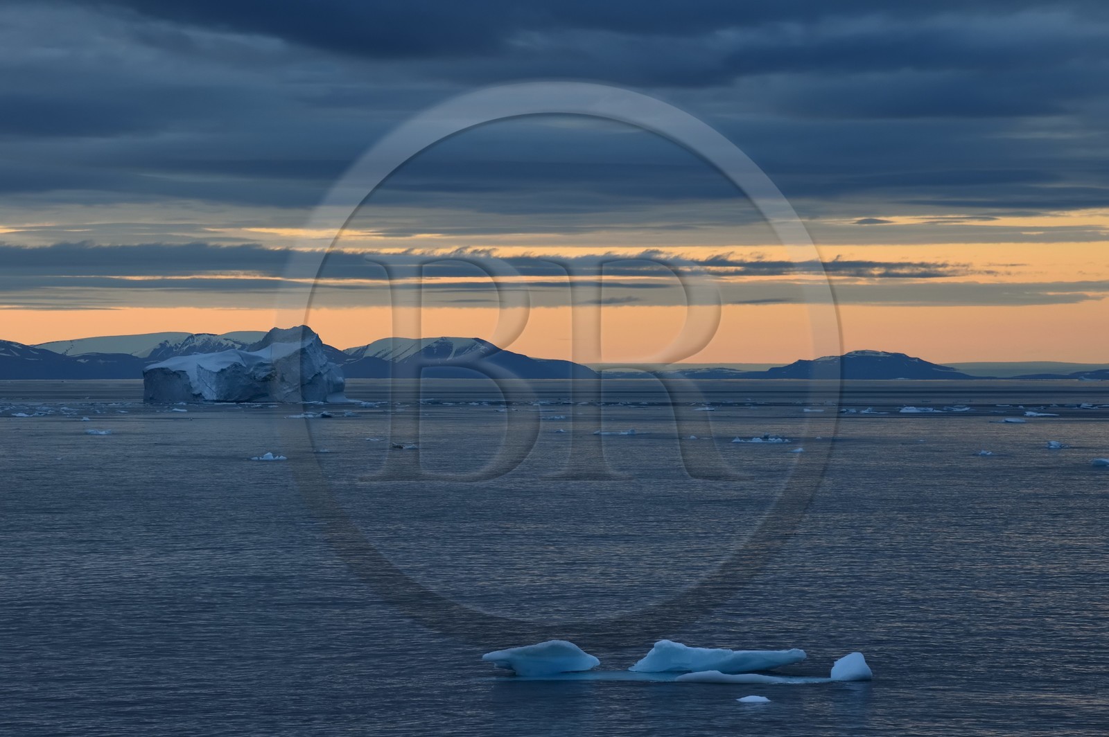 Groenland, cote ouest, baie de Baffin, icebergs dans le Smith sound au crépuscule