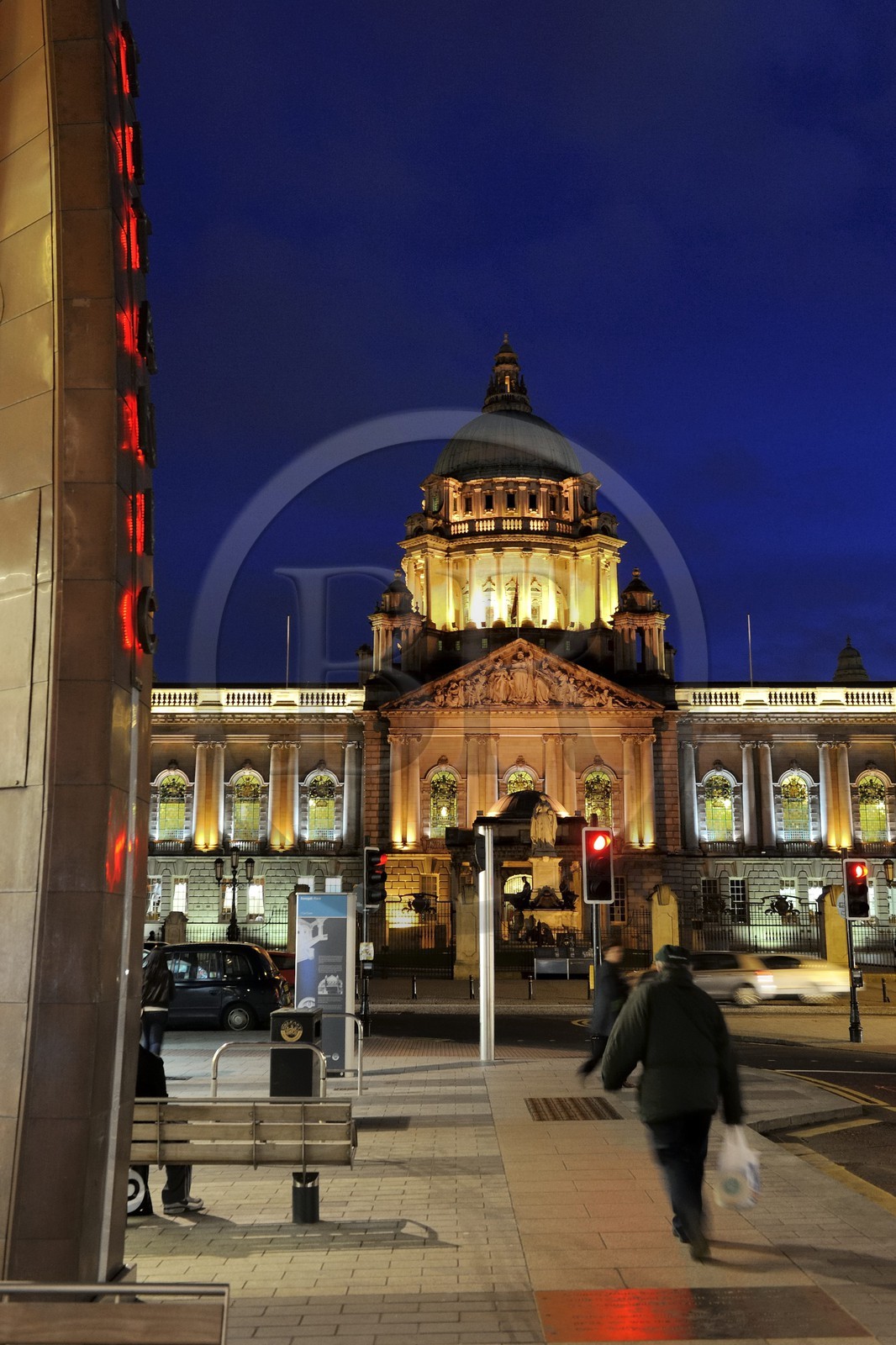 United Kingdom, Northern Ireland, Belfast, the City Hall on Donegall square and column of the memory of Titanic