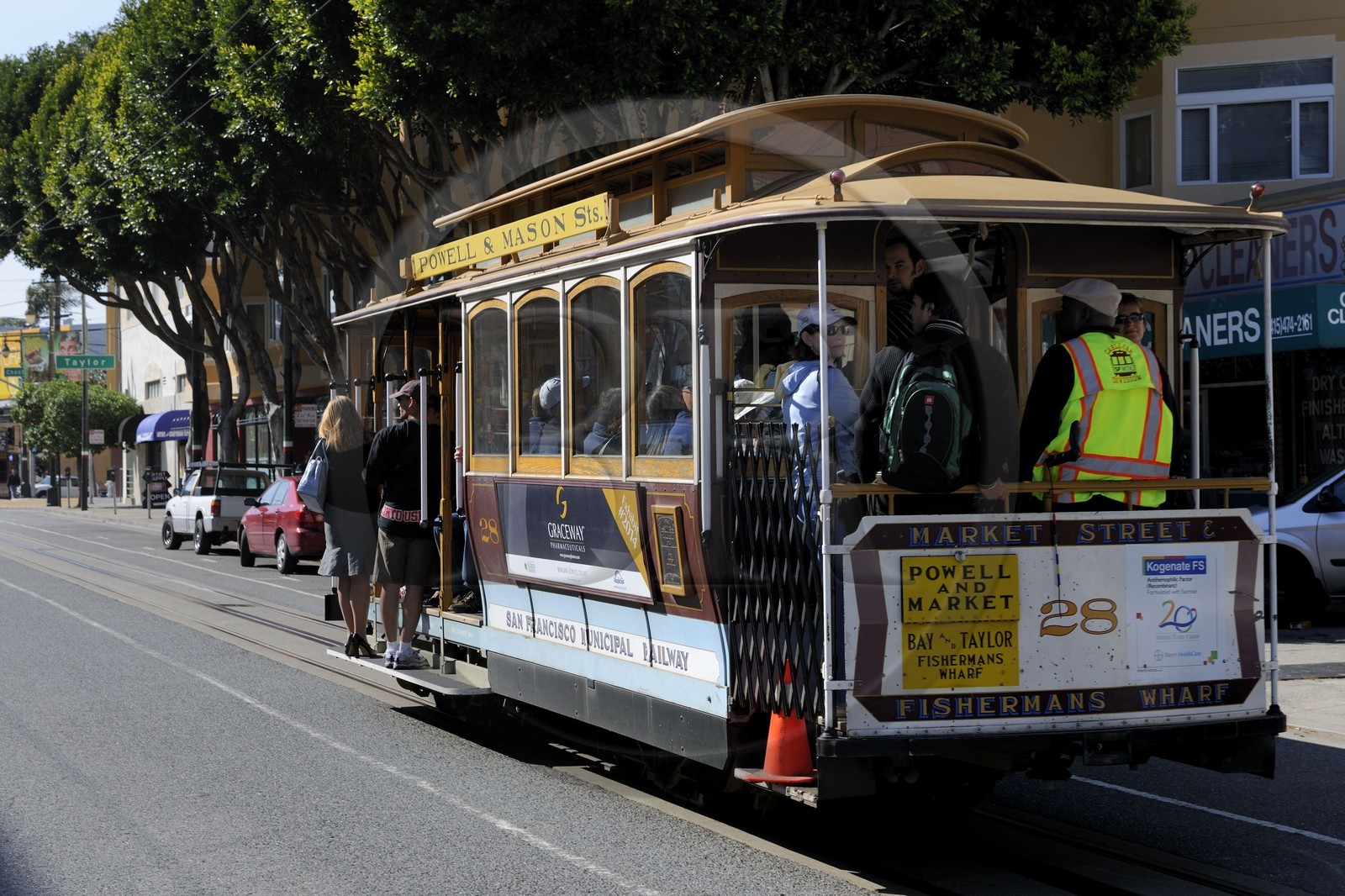 Etats-Unis, Californie, San Francisco, Cable car à l'angle de Columbus avenue et Lombard street dans le quartier de North Beach