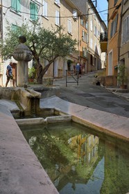 France, Var (83), Provence Verte, Barjols, fontaine et lavoir Saint-Jean
